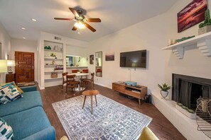 Smart TV - CW B102 Graham Haus (New Braunfels)