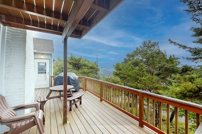 Comfy duplex with peekaboo ocean views, private hot tub, & easy beach access