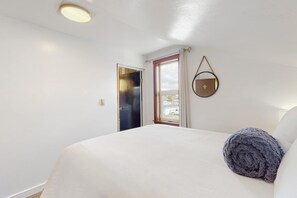 WiFi, bed sheets - Stunning dog-friendly home with W/D, board games, balcony, deck, & beach towels (Long Beach)