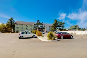 Property grounds - Stunning dog-friendly home with W/D, board games, balcony, deck, & beach towels (Long Beach)