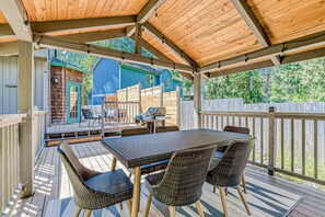 Outdoor dining - Dog-friendly home with pool & tennis access, fenced yard, deck & grill (Rhododendron)