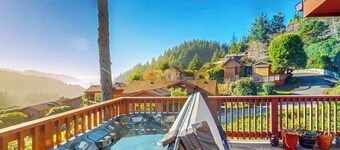 Dog-friendly cabin withprivate hot tub, large deck & beautiful ocean mountain view