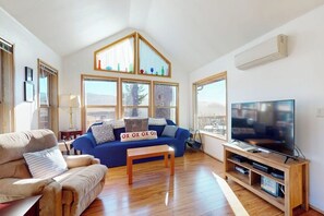 Living area - Dog-friendly cabin w/private hot tub, large deck & beautiful ocean mountain view (Brookings)
