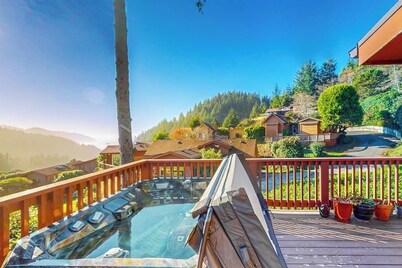 Dog-friendly cabin withprivate hot tub, large deck & beautiful ocean mountain view