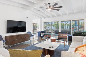 Smart TV, fireplace - Beautifully Remodeled, Mid-Century Modern Home (Palm Springs)