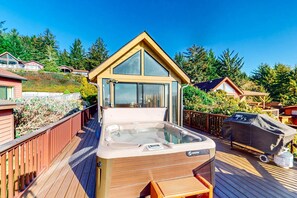 Outdoor spa tub - Tranquil dog-friendly coastal escape with private hot tub, patio, & nature views (Brookings)
