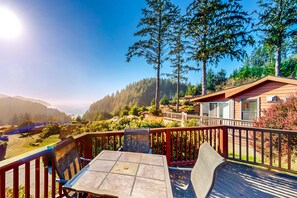 Outdoor dining - Tranquil dog-friendly coastal escape with private hot tub, patio, & nature views (Brookings)