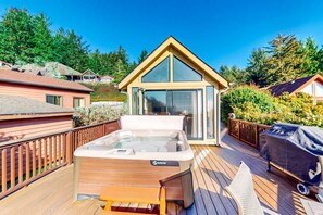 Terrace/patio - Tranquil dog-friendly coastal escape with private hot tub, patio, & nature views (Brookings)
