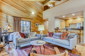 TV, fireplace - Dreamy mountain escape with hot tub, pools, golf, gym, & grill (Black Butte Ranch)