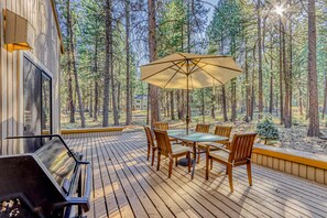 Outdoor dining - Dreamy mountain escape with hot tub, pools, golf, gym, & grill (Black Butte Ranch)