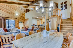 Interior - Dreamy mountain escape with hot tub, pools, golf, gym, & grill (Black Butte Ranch)