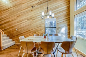 Dining - Dreamy mountain escape with hot tub, pools, golf, gym, & grill (Black Butte Ranch)
