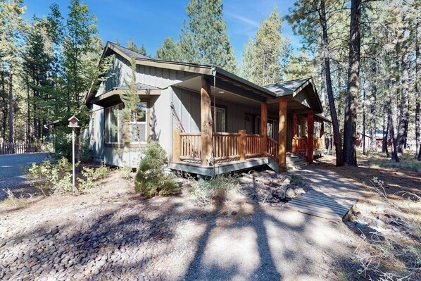Exterior - Charming home in wooded setting with deck, BBQ grill, WiFi, and fireplace (Sunriver)