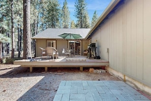 Outdoor dining - Charming home in wooded setting with deck, BBQ grill, WiFi, and fireplace (Sunriver)