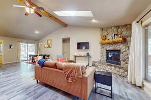 TV, fireplace, offices - Charming home in wooded setting with deck, BBQ grill, WiFi, and fireplace (Sunriver)