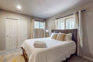 3 bedrooms, WiFi, bed sheets - Charming home in wooded setting with deck, BBQ grill, WiFi, and fireplace (Sunriver)