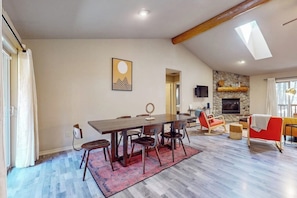 Dining - Charming home in wooded setting with deck, BBQ grill, WiFi, and fireplace (Sunriver)