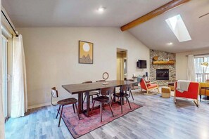 Dining - Charming home in wooded setting with deck, BBQ grill, WiFi, and fireplace (Sunriver)