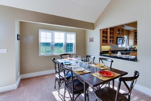 Dining - Charming home with tranquil & private deck - one block to beach (Bandon)