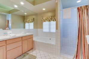 Shower, hair dryer - Charming home with tranquil & private deck - one block to beach (Bandon)