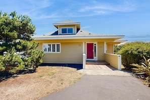 Exterior - Charming home with tranquil & private deck - one block to beach (Bandon)