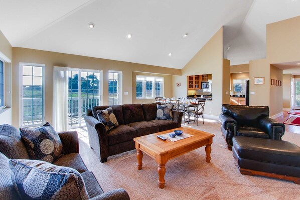 TV - Charming home with tranquil & private deck - one block to beach (Bandon)