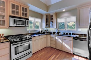 Fridge, microwave, oven, stovetop - Charming home with tranquil & private deck - one block to beach (Bandon)