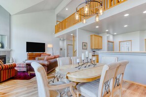 Dining - Golf course-front home with deck, hot tub, fireplace, W/D, & community pool (Eagle Crest)