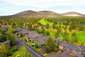 Exterior - Golf course-front home with deck, hot tub, fireplace, W/D, & community pool (Eagle Crest)