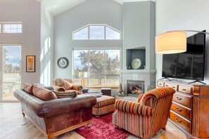 Living area - Golf course-front home with deck, hot tub, fireplace, W/D, & community pool (Eagle Crest)