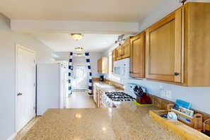 Fridge, microwave, oven, stovetop - Dog-Friendly Home w/ Gas Fireplace & Patio, in a Great Location Near the Beach (Newport)