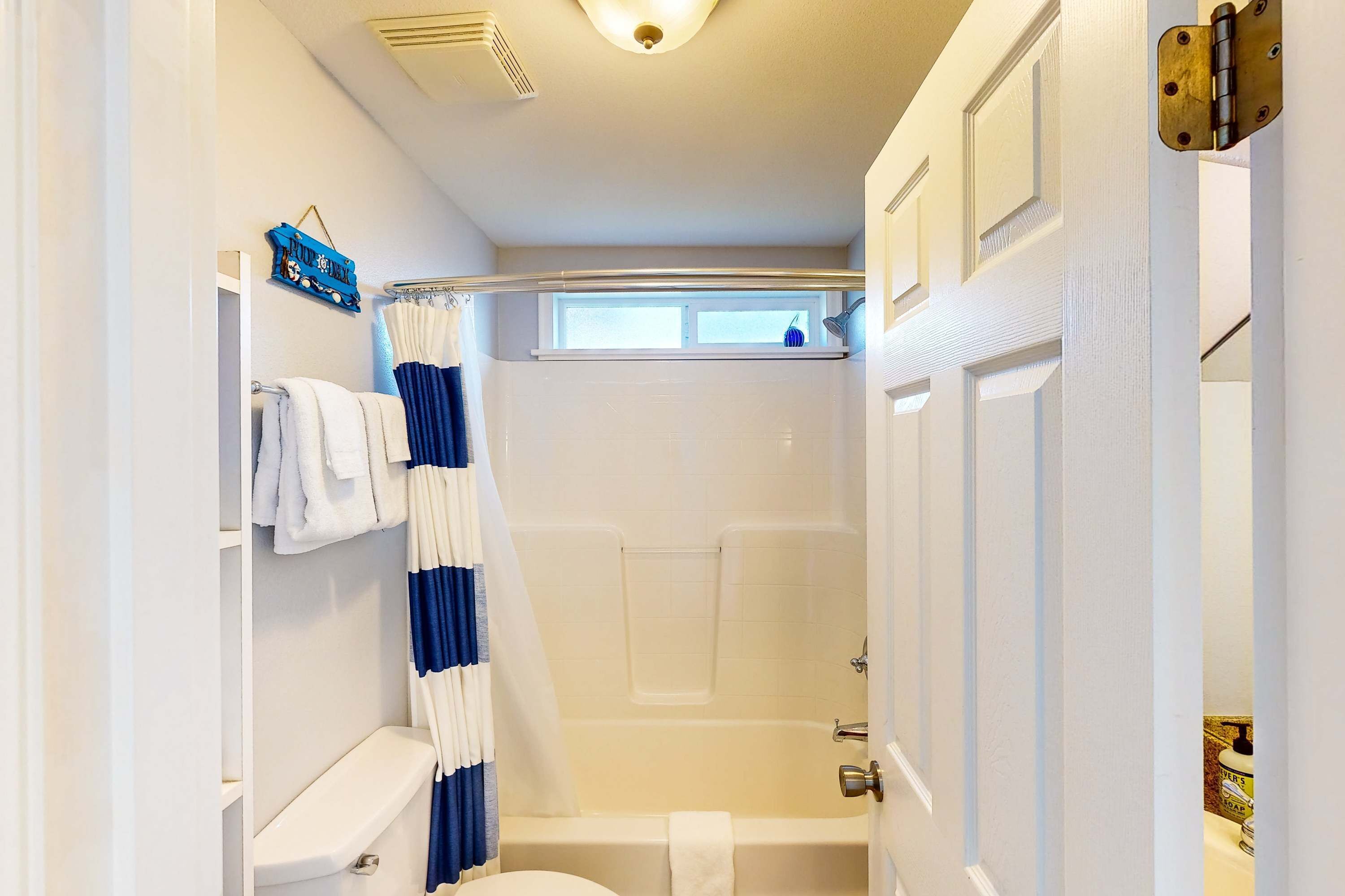 Ein Badezimmer mit Toilette, Badewanne und Duschvorhang.