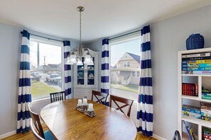 Dining - Dog-Friendly Home w/ Gas Fireplace & Patio, in a Great Location Near the Beach (Newport)