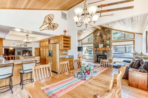 Dining - Large home with private hot tub, shared pool, & SHARC passes - dogs welcome (Sunriver)