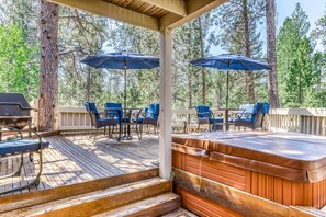 Outdoor dining - Large home with private hot tub, shared pool, & SHARC passes - dogs welcome (Sunriver)