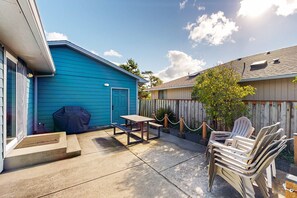 Outdoor dining - Beach getaway - sunny patio, modern kitchen, fast WiFi - walk to ocean, dogs ok (Seaside)