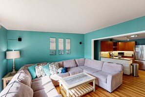 TV, fireplace, DVD player, offices - Beach getaway - sunny patio, modern kitchen, fast WiFi - walk to ocean, dogs ok (Seaside)