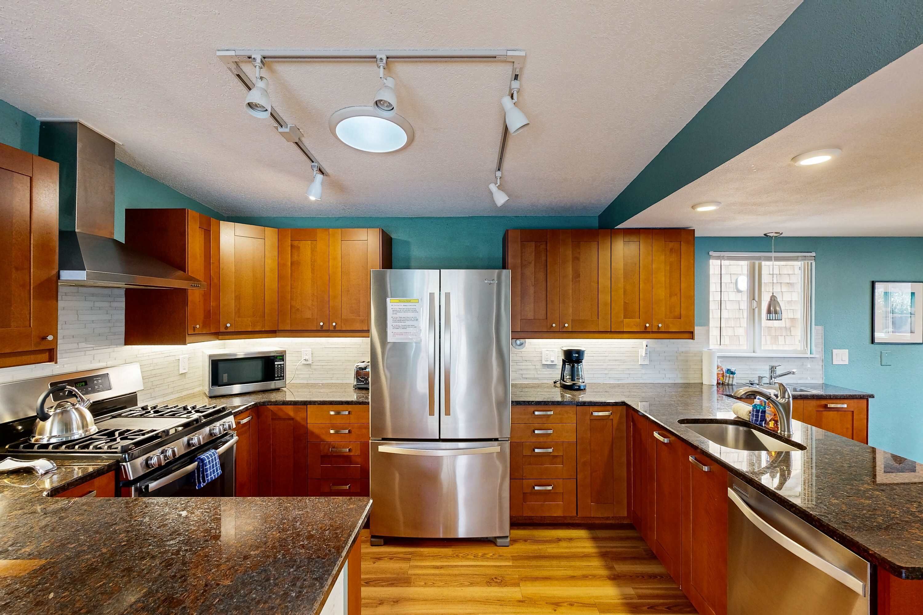 Coffee/tea maker, fridge, microwave, oven