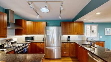 Coffee/tea maker, fridge, microwave, oven