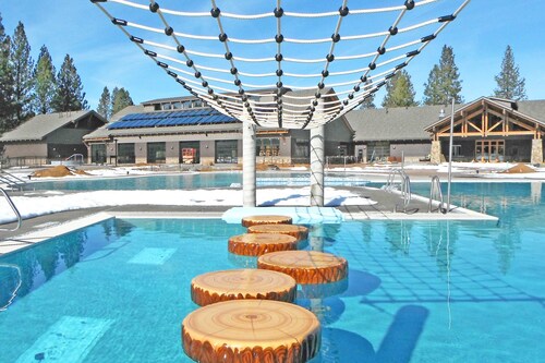 Stunning Retreat with Huge Hot Tub & Deck - 10 SHARC Passes, 2 Master Suites