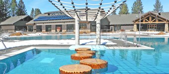 Stunning Retreat with Huge Hot Tub & Deck - 10 SHARC Passes, 2 Master Suites