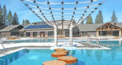 Stunning Retreat with Huge Hot Tub & Deck - 10 SHARC Passes, 2 Master Suites
