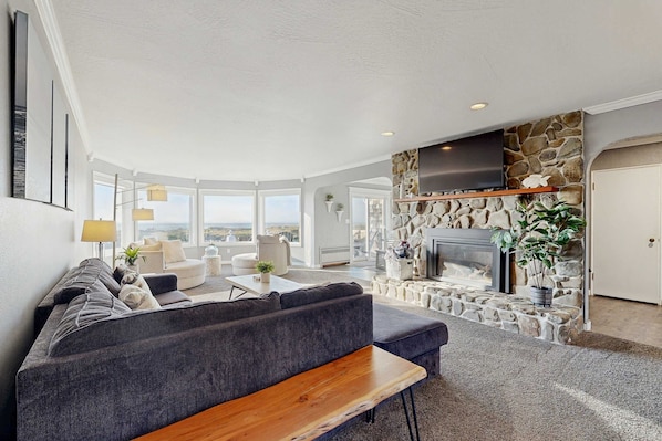 TV, fireplace, DVD player, offices - Dog-Friendly, Oceanfront Home with Free WiFi, Full Kitchen, & Outdoor Fireplace (Seaside)