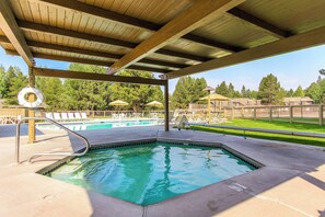Pool - Open & modern condo with pool, hot tub, fireplace & W&D (Sunriver)