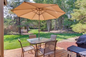 Outdoor dining - Open & modern condo with pool, hot tub, fireplace & W&D (Sunriver)