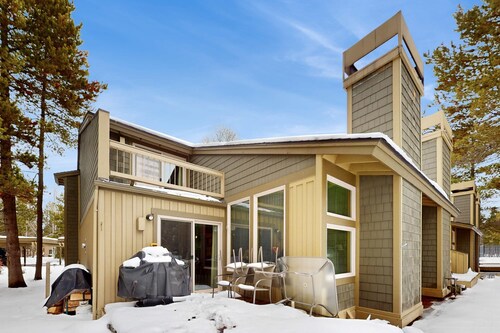 Open & modern condo with pool, hot tub, fireplace & W&D