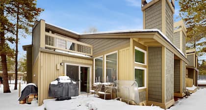 Open & modern condo with pool, hot tub, fireplace & W&D