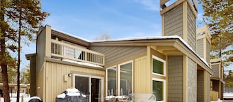 Open & modern condo with pool, hot tub, fireplace & W&D