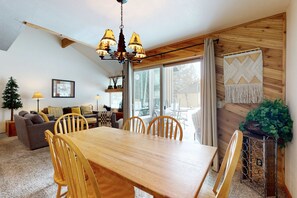 Dining - Open & modern condo with pool, hot tub, fireplace & W&D (Sunriver)