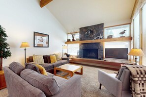 TV, fireplace, offices - Open & modern condo with pool, hot tub, fireplace & W&D (Sunriver)